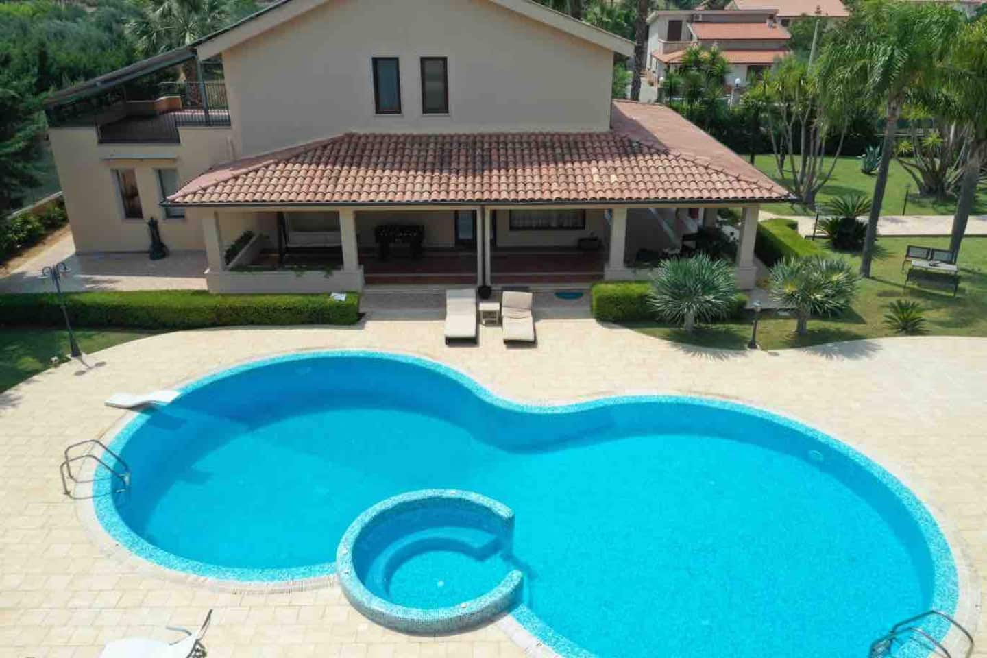 La piscina privata e la villa