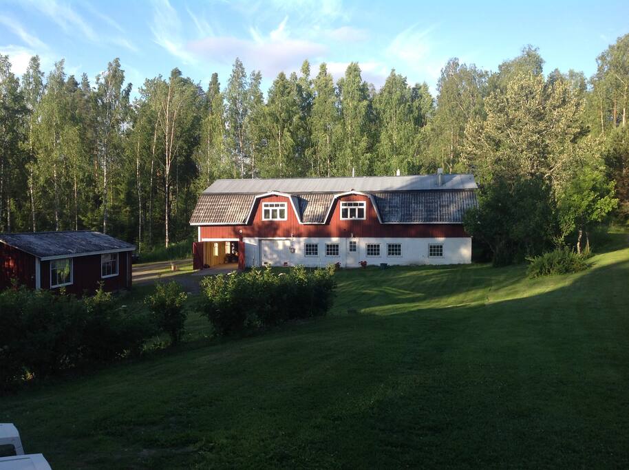 The guest apartment is located in the upper floor of this old renovated cow house. The downstairs department is in common use and has an electric sauna.