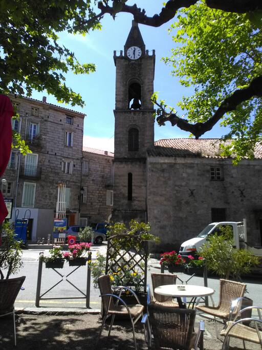 La place du village, avec ses cafés