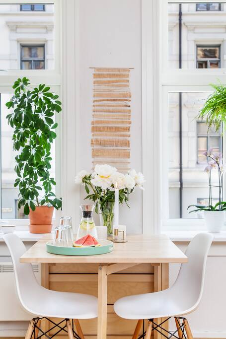 Dining table (can be folded out to fit more people).