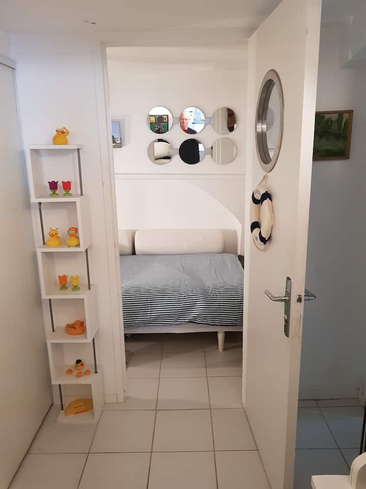 la "cabaña del barco", que es más como una alcoba donde una persona puede dormir ...muchos objetos decorativos dentro que recuerdan a la costa