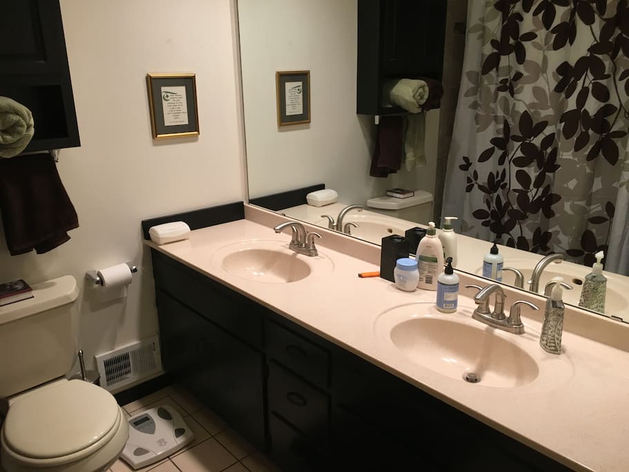 bathroom with two sinks and shower/tub
