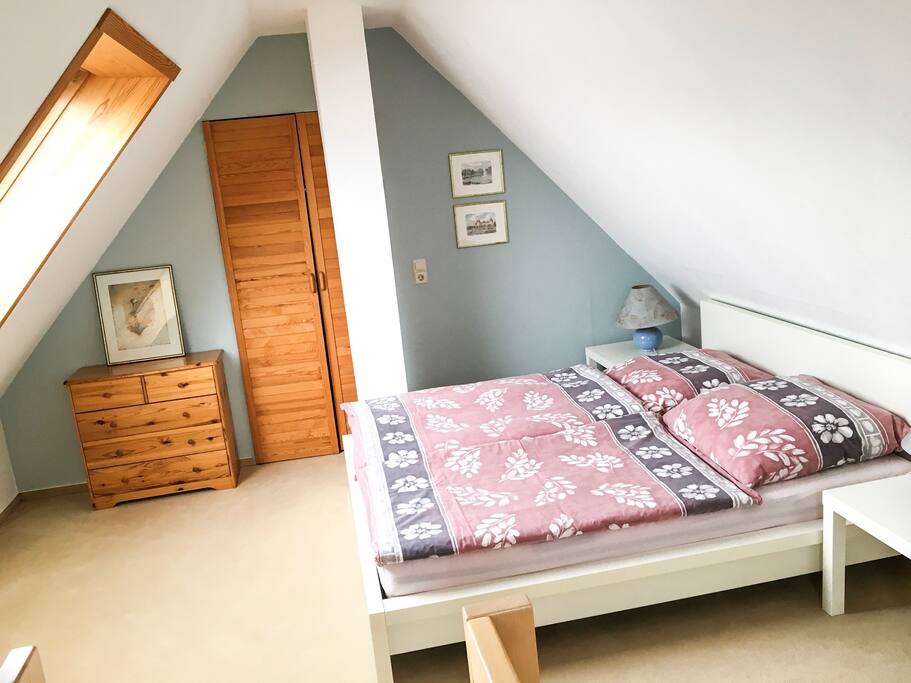Schlafzimmer mit begehbarem Kleiderschrank