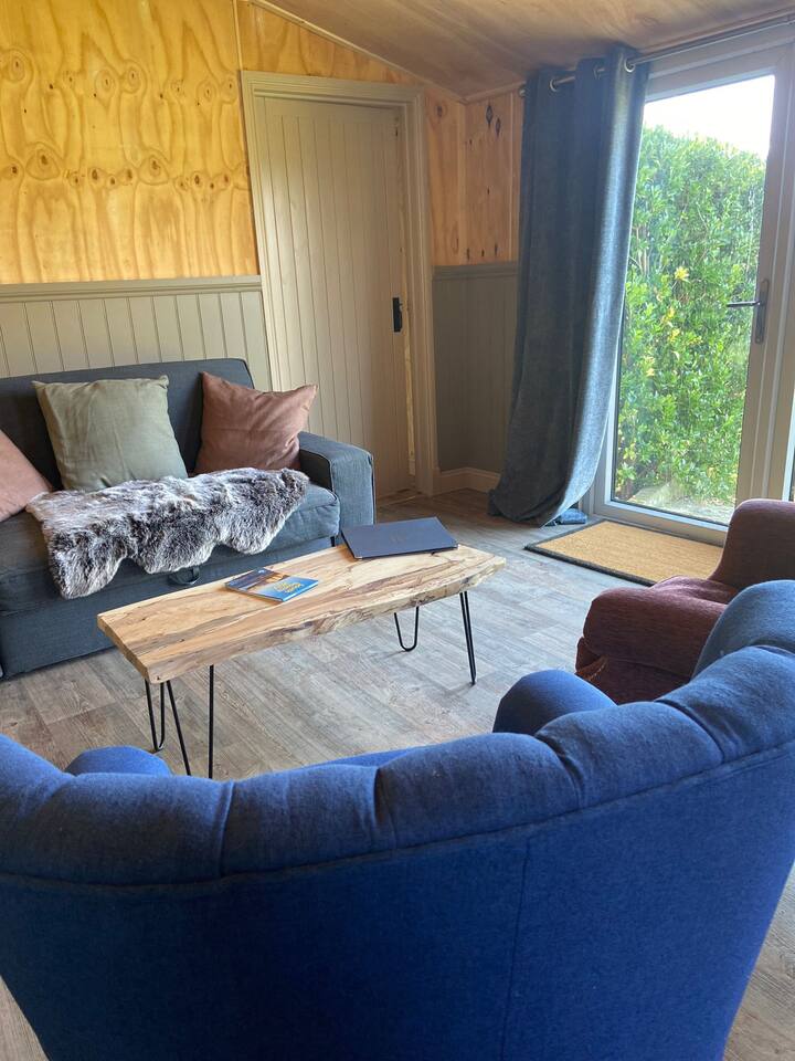 El sofá sale como sofá cama.