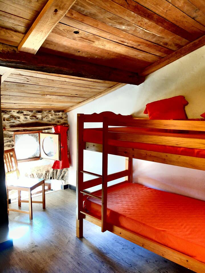 La Mazière村庄，塞文山脉的小屋，塞文山脉租赁，塞文山脉度假，"Sous les pommes"小屋：楼上有双层床的小房间。 