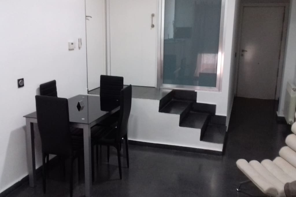 Salón zona de comedor y escaleras de acceso al dormitorio y al baño