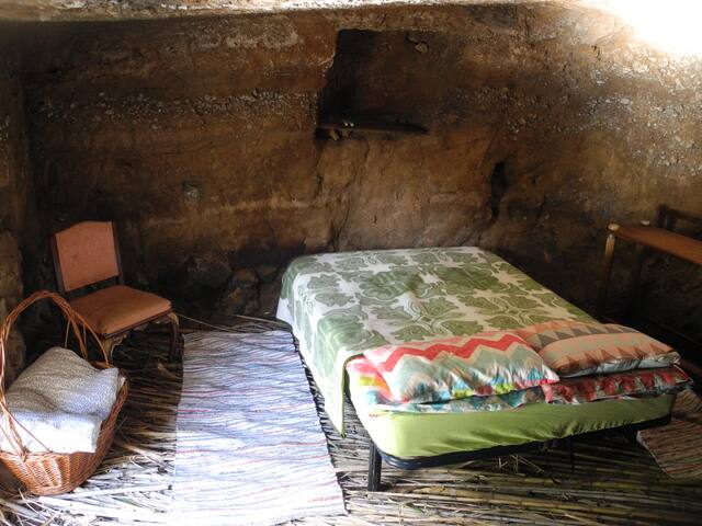 Natural Cave Room in San Mateo (Camino Art Hostel)