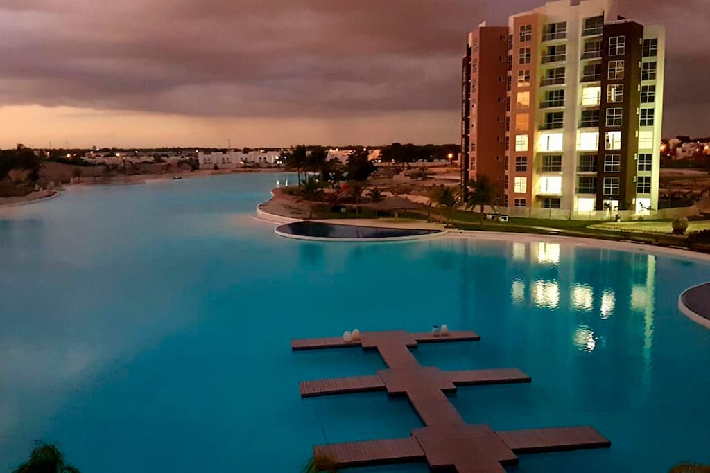 Lagoon Renata´s Resorts en Cancún es el lugar con el que habías soñado vivir toda tu vida. Disfruta de un ambiente con todos los lujos, y déjate consentir y disfruta de la majestuosa laguna cristalina de 1.8 hectáreas quedaras impresionado. En ella podrás practicar kayak, veleo o cualquier deporte acuático no motorizado. Integradas a la laguna hay siete albercas, y contamos con una pista a su alrededor, donde podrás correr todas la mañanas.