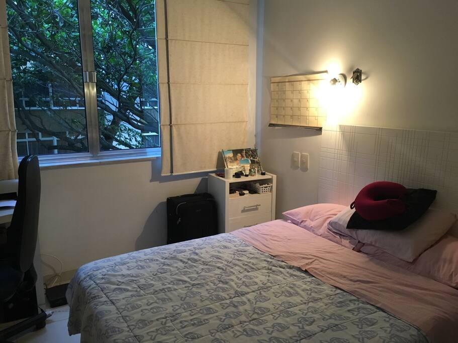 Quarto com cama de casal