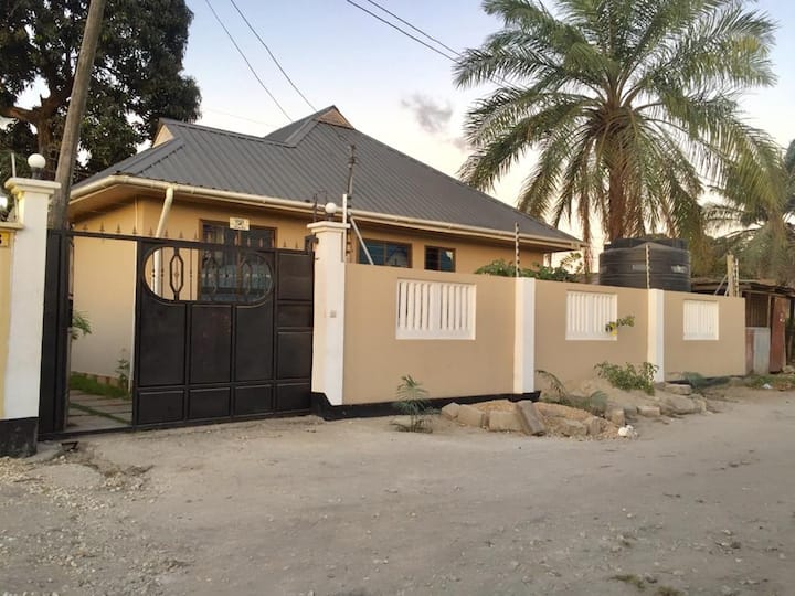 תמונה מס' 1 של הנכס קרוב מאוד לשירותי בריאות וקניון.