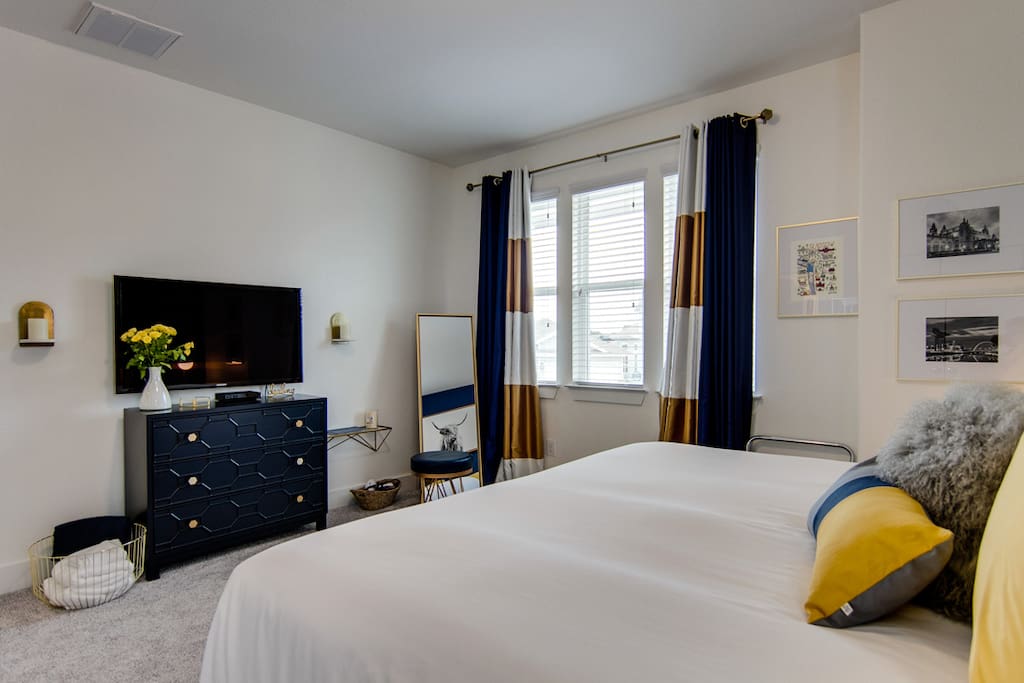 King room - Samsung TV (Cable TV + Netflix), plus full length mirror and hairdryer