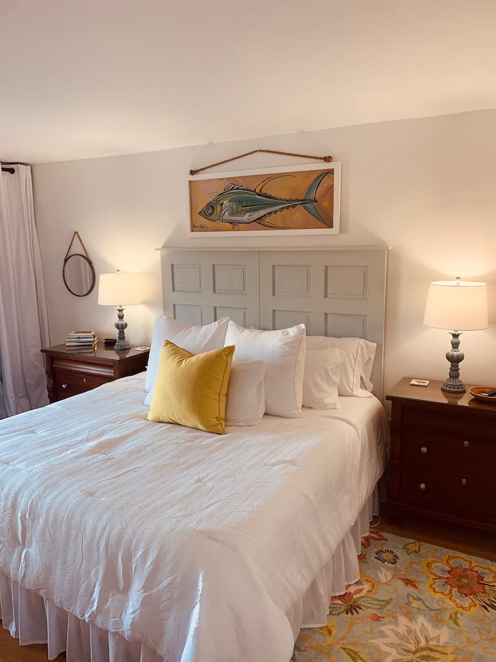 Severná spálňa, jeden z dvoch hlavných apartmánov.  Oddýchnite si v novej manželskej posteli a luxusnej posteľnej bielizni.  Pre vaše pohodlie sú k dispozícii rôzne vankúše!  43-palcový inteligentný televízor je namontovaný oproti posteli.  Užite si výhľad na vodnú cestu zo spálne.