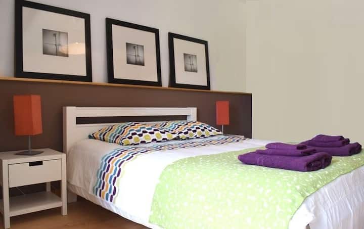 غرفة نوم Le Sauvignon بسرير بمقاس كبير