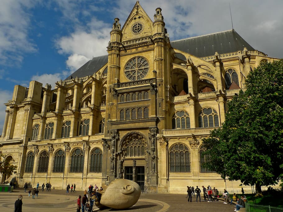 ... five minutes from Châtelet ...