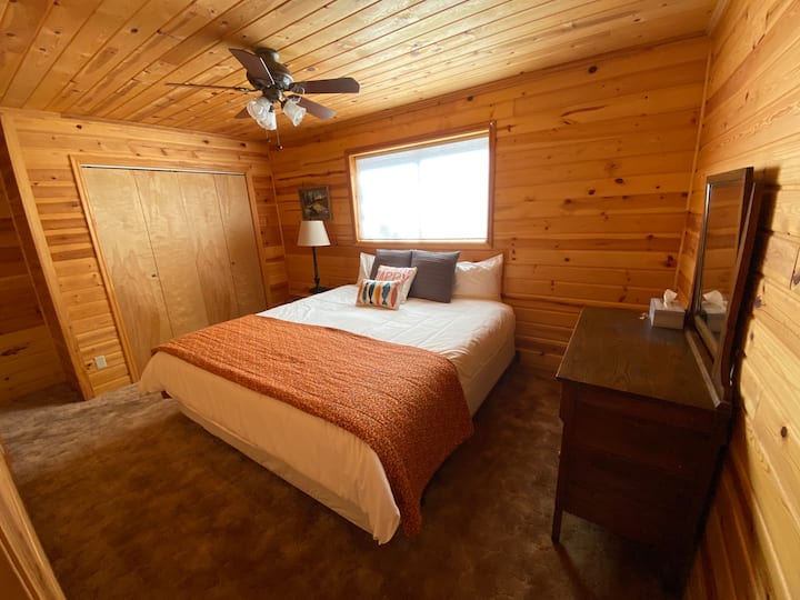 ห้องนอนใหญ่พร้อมเตียงคิงไซส์