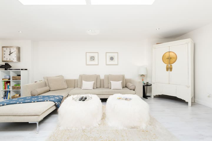 Private Cotswold's Guest Lodge in 2 Acres