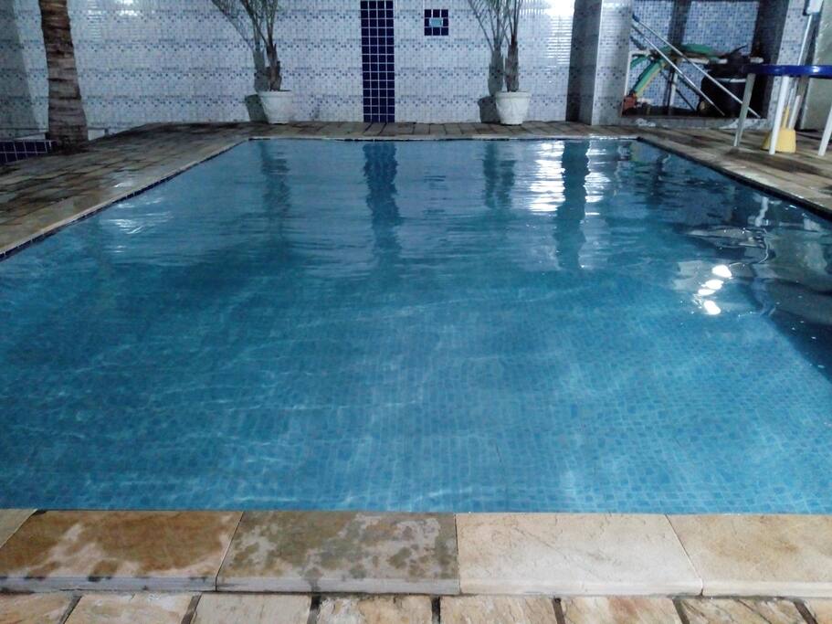 Vista da piscina a noite