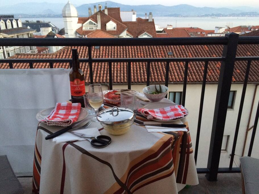 Dinner At the Terrace — Cena en la terraza