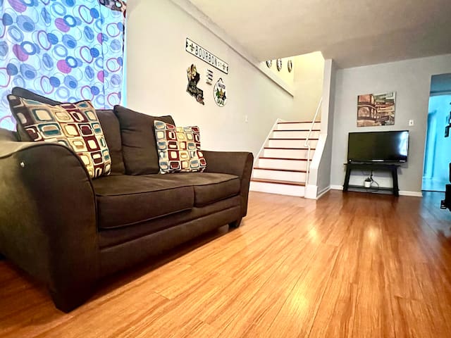 COOL TOWNHOUSE AT THE FOOT OF THE FRENCH QUARTER!