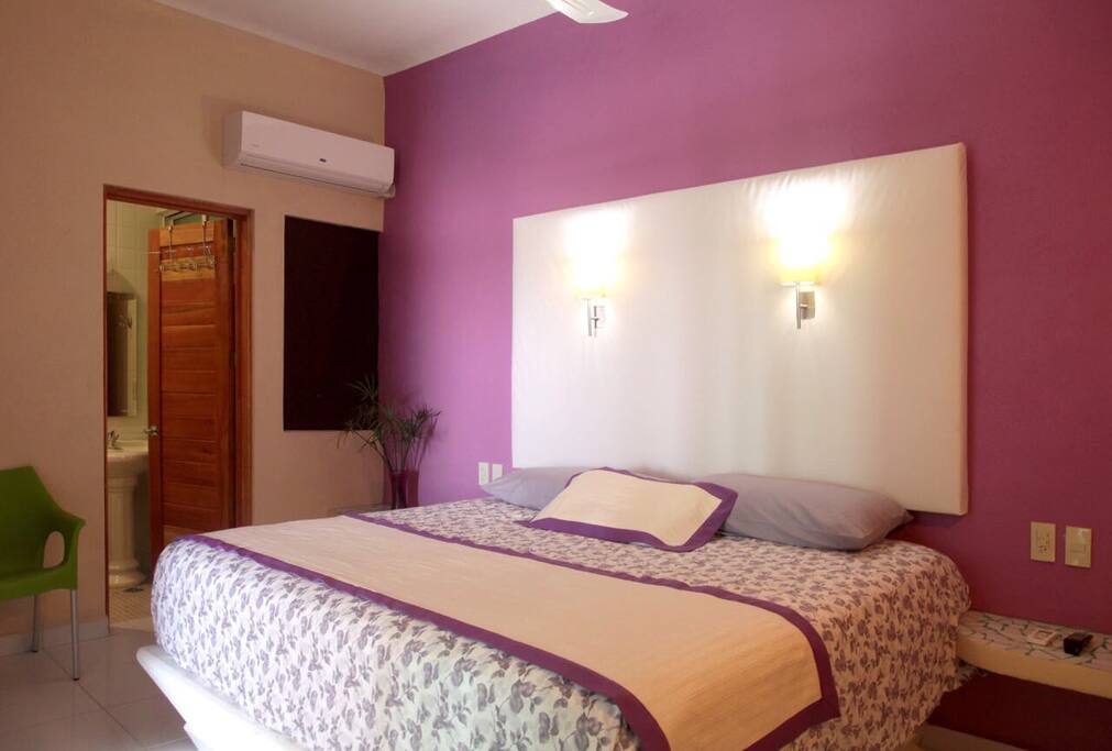 Habitación con baño, caja de seguridad, TV, ventilador y aire acondicionado.