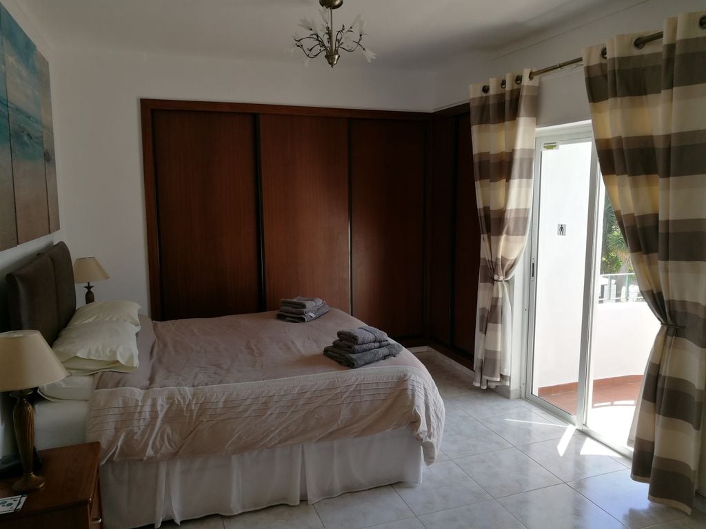 ห้องนอนหลัก 
(เตียงคิงไซส์)
มีห้องน้ำในตัว