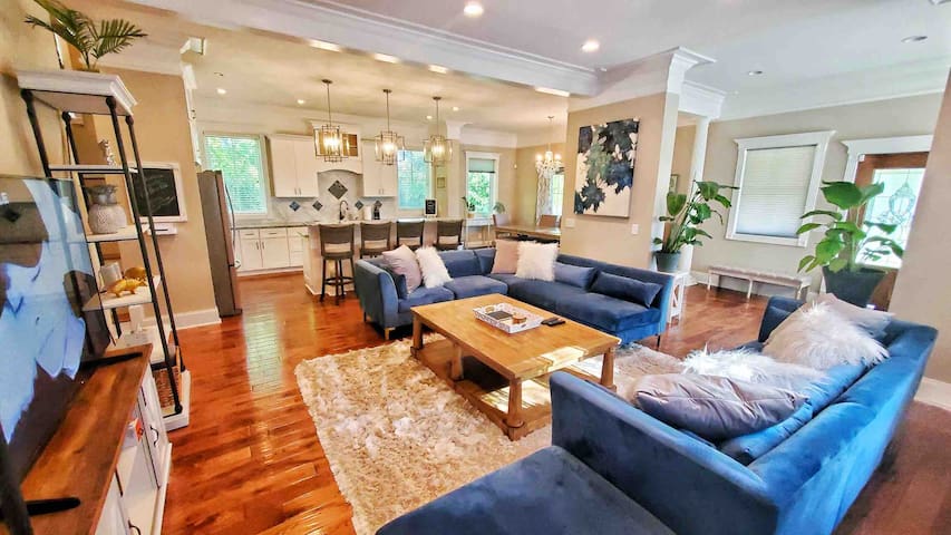 Luxury Retreat-1.5 Miles to Broadway-Sleeps 12+