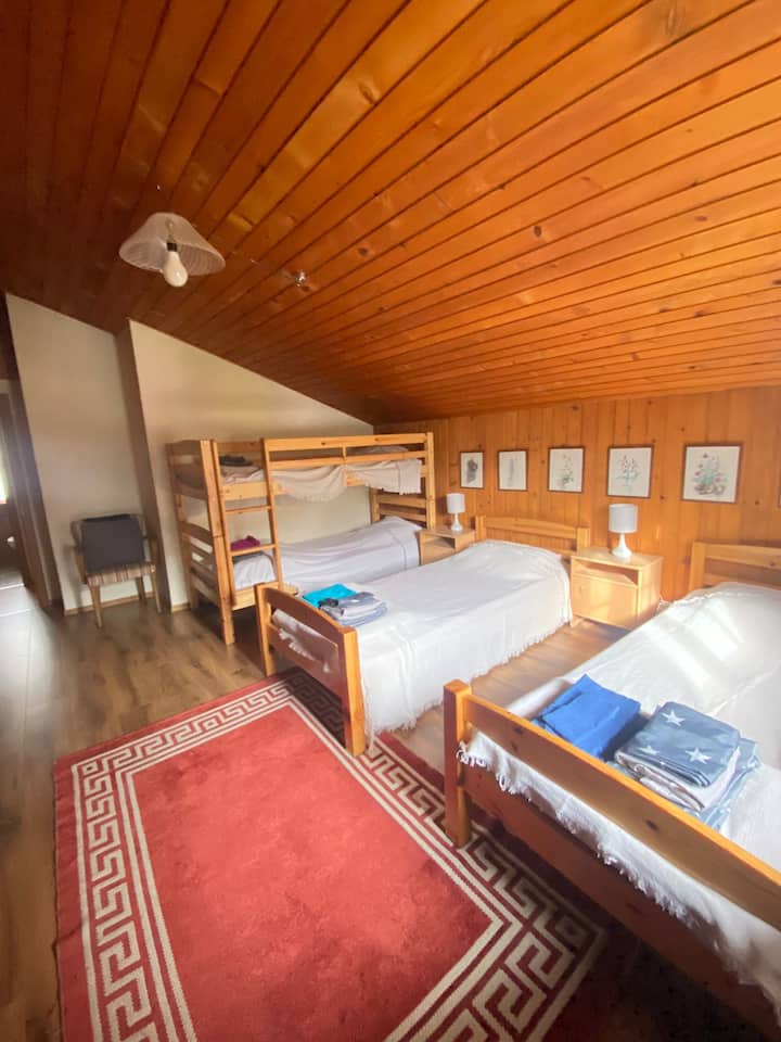 Dhomë gjumi me 4 krevate (kati i parë)