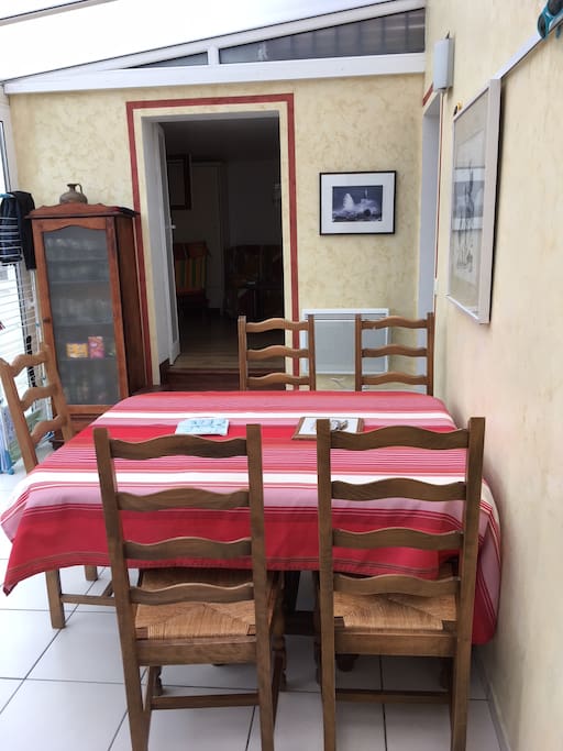 Salle à manger sous véranda