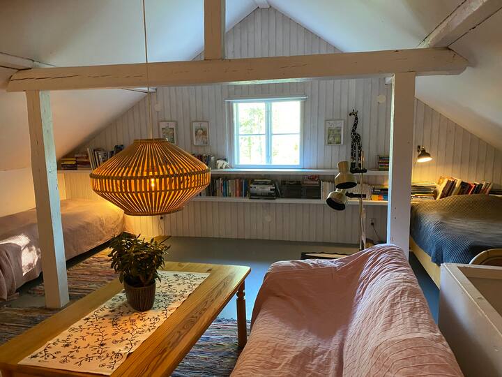 Dormitorio grande arriba. Tres camas y un sofá cama 

Arriba hay un dormitorio grande. Tres camas y un sofá. 