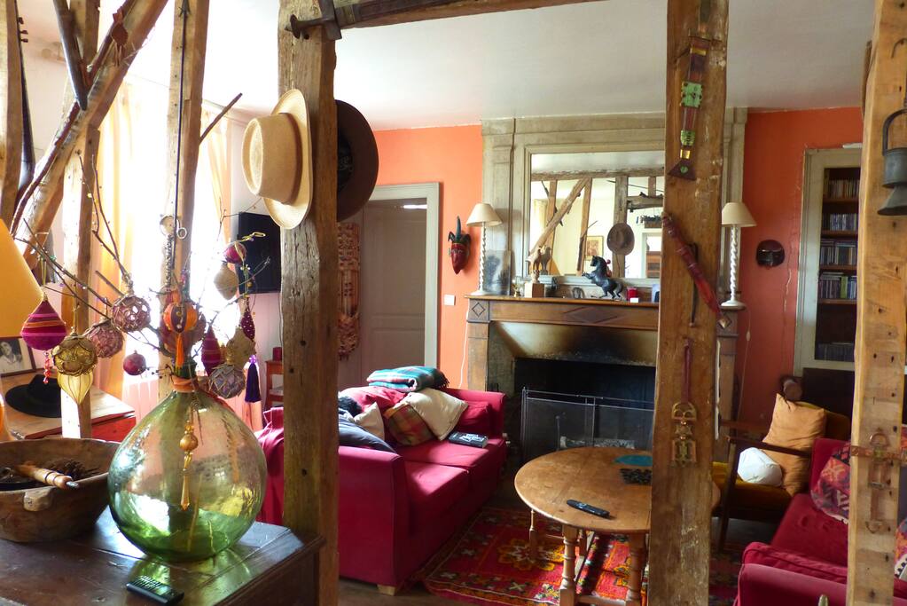 le salon et sa cheminée...