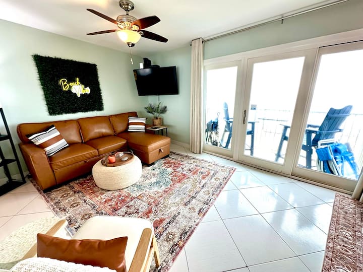 ห้องนั่งเล่นริมทะเลสว่างสดใสพร้อมระเบียง