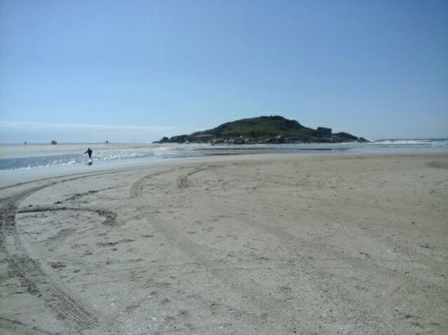 Praia com mar e lagoa