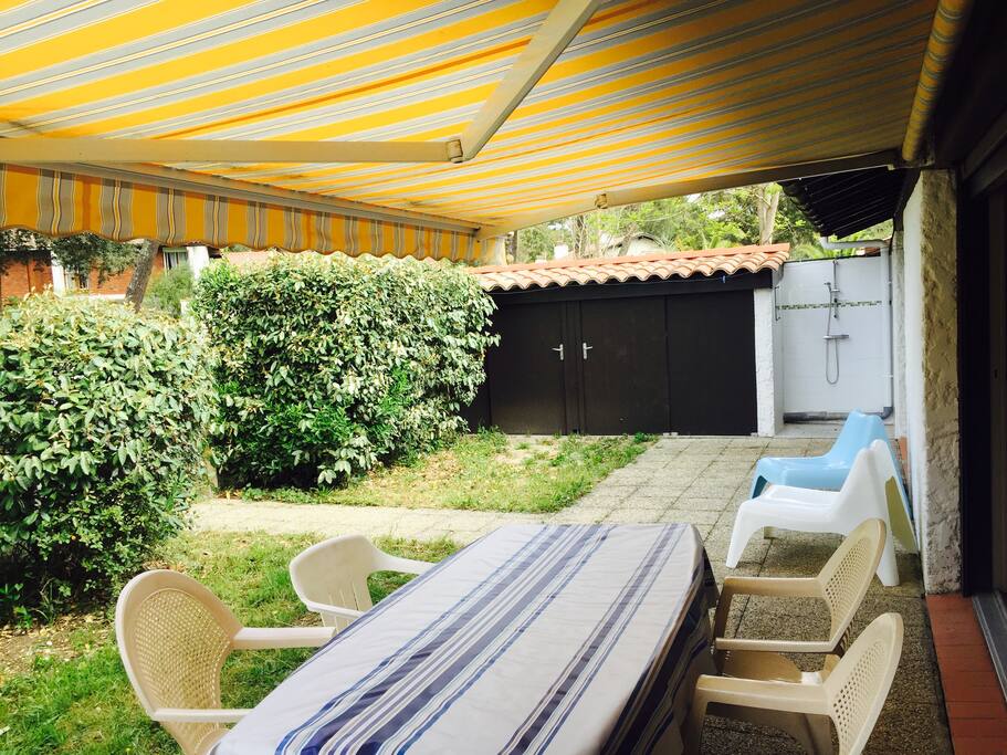 Terrasse avec douche extérieure et cabanon de jardin fermé