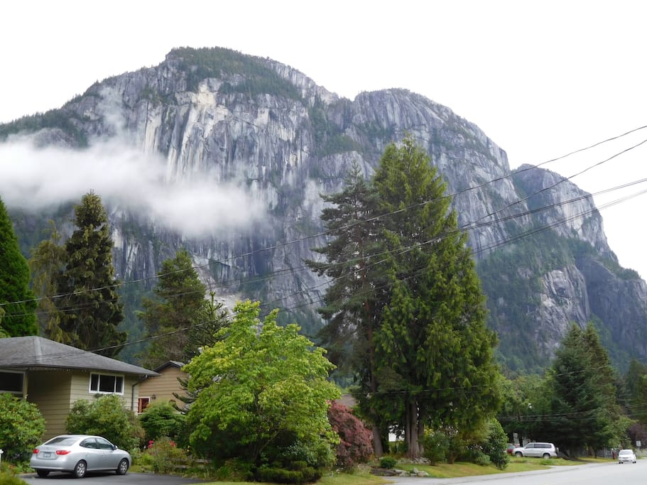 From outside our house, we can observe the Stawamus Chief: a 700 meter massive granite cliffs that stand at the southern entrance to Squamish.