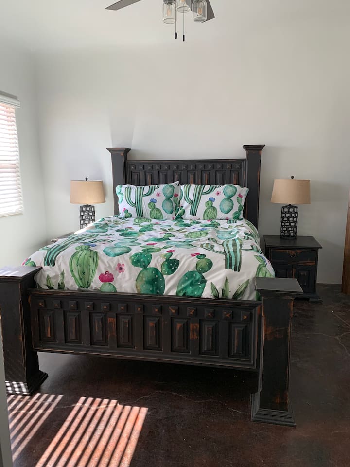 Veľká manželská posteľ, televízor s plochou obrazovkou, šatník 