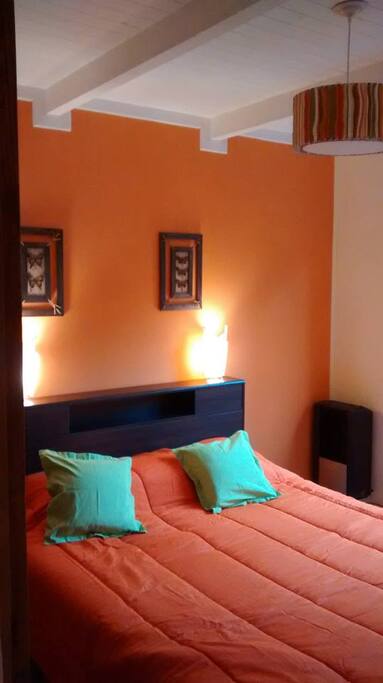 Habitaciones con somier, cortinas roller blackout.