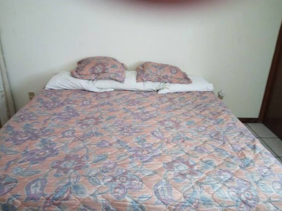 Cómoda cama en habitación privada.