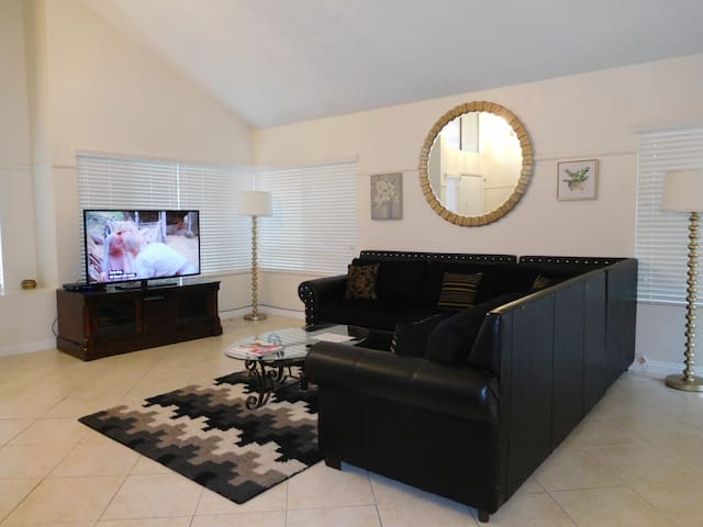 4 Bedroom V Home Close to Strip