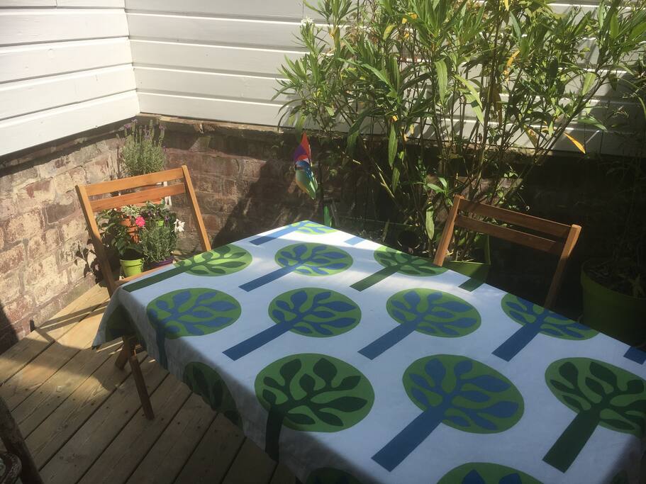 Petite terrasse avec possibilité d’y prendre les repas. Plancha et barbecue électrique sont à votre disposition.