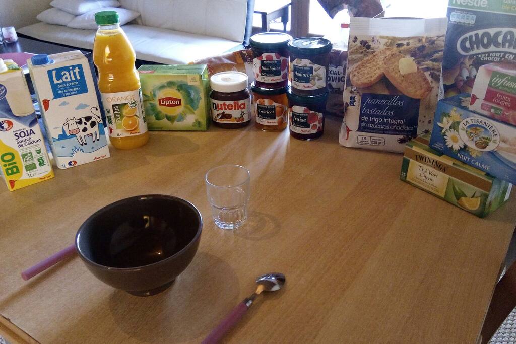 Petit déjeuner complet : lait, soja, jus d'orange, thé, Cacao, infusion. Beurre doux et demi-sel. Mais aussi brioche, pain de mie complet, tartine de froment, Chocapic, Corn Flakes. Une corbeille de fruits (pomme généralement).