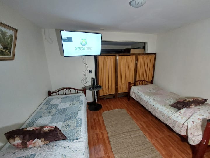 Dormitorio con Xbox 360 operativa.
Para estadías mayores a 1 noche. Deben solicitarla.