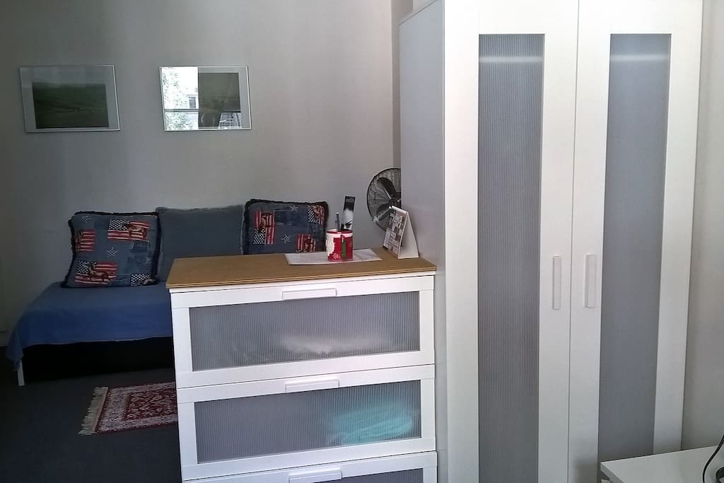όψη ντουλάπας και καθιστικού από τον χώρο ύπνου