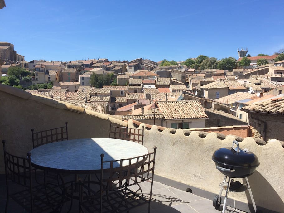 Terrasse tropézienne avec vue sur les toits de Provence