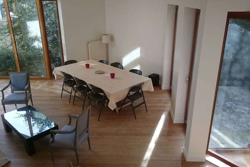 Grand séjour et sa table de salle à manger