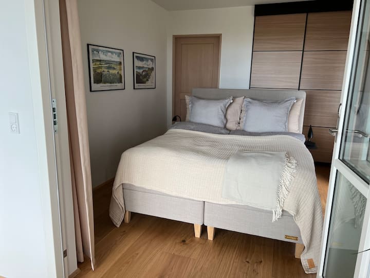 غرفة رئيسية مع أسرّة مصاعد رائعة وإطلالة رائعة على ستوربيلت للاستيقاظ.  