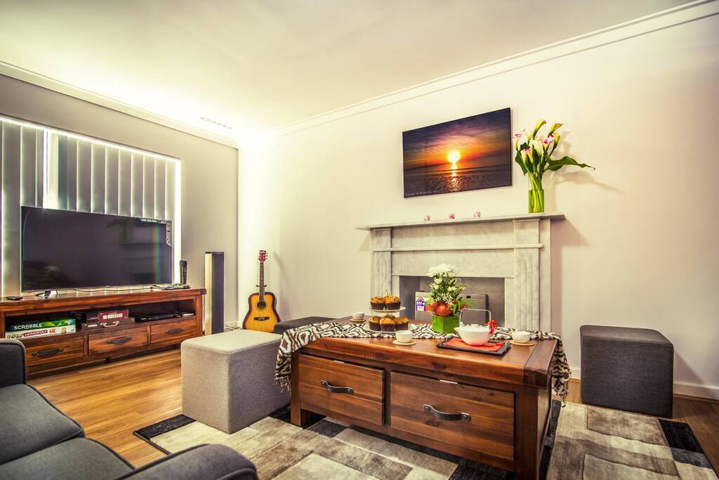Living Room - mahjong, karaoke, Smart TV, games, children's DVDs & books