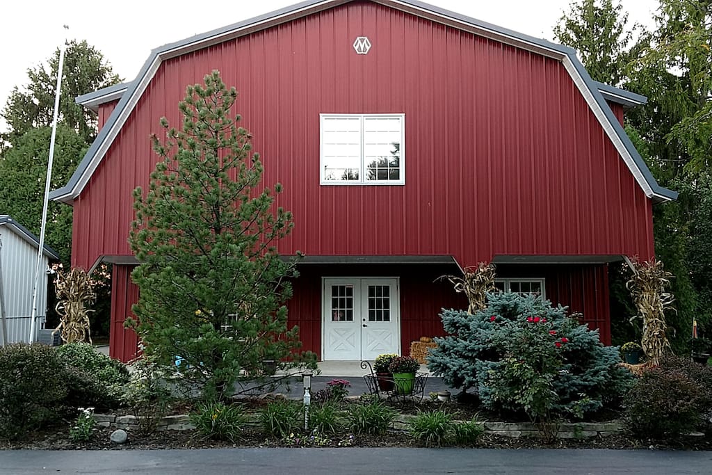 Guests stay in our modern Red Barn. Barn has heat and air-conditioning, half bath, full kitchen, 1 futon, 1 full bed, desk, and open floor plan. Red Barn is not attached to main house (where we live).