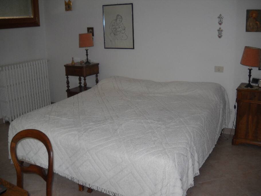 Camera con letto matrimoniale