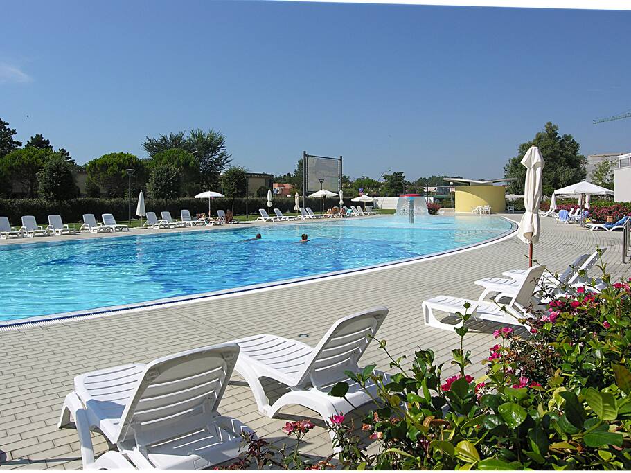 piscina con zona acqua bassa per bambini