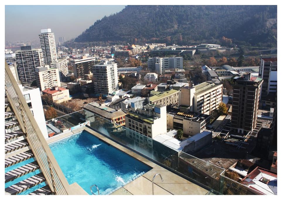Acceso a una fabulosa piscina con una vista 360º de la ciudad de Santiago